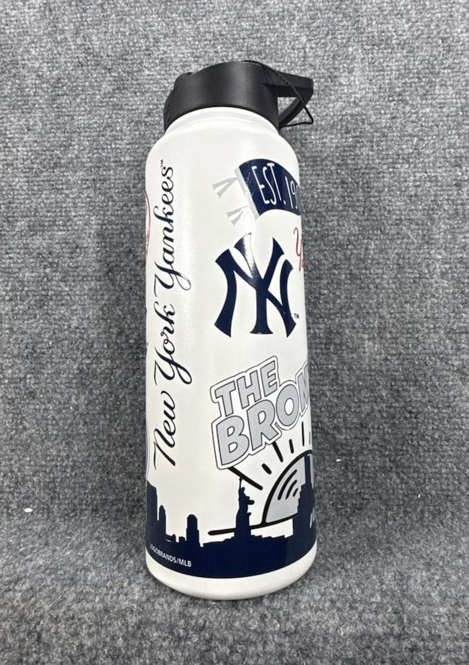 Logo Brands New York Yankees 34oz. Native Quencher Bottle- NWOT